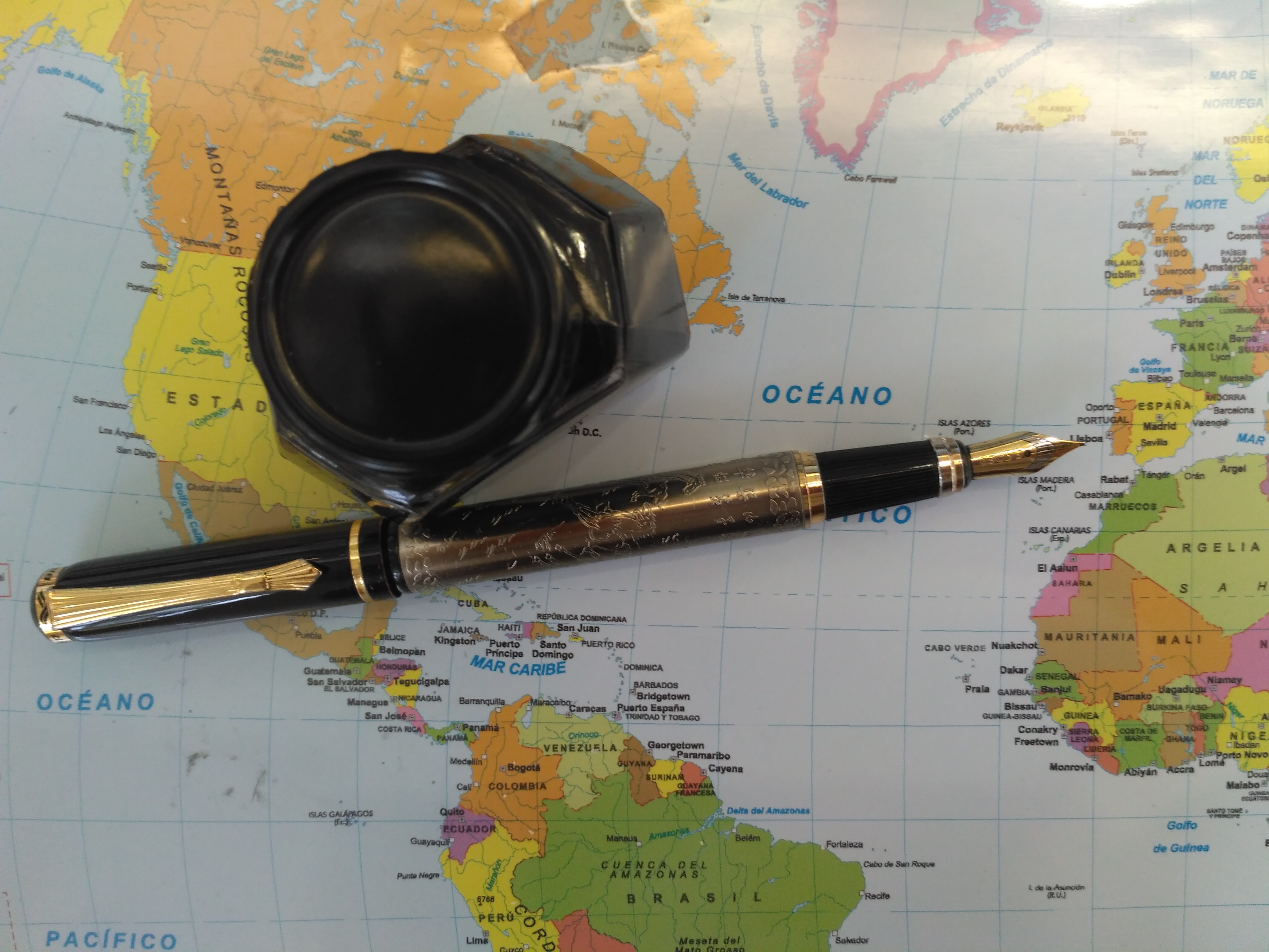 Mapa, pluma e tinteiro