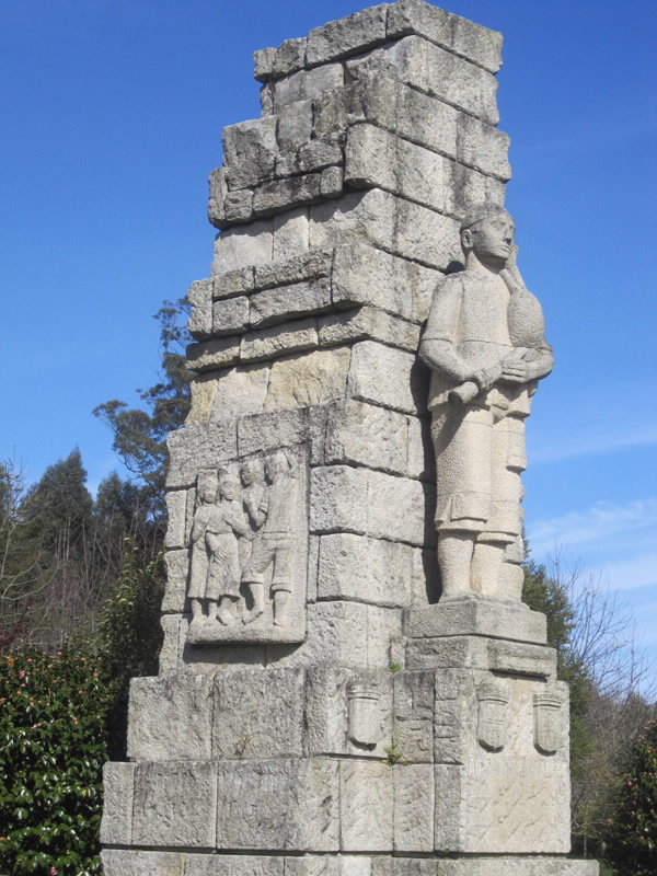 Monumento al gaitero gallego en el monte de Santa Cruz (Ribadeo)