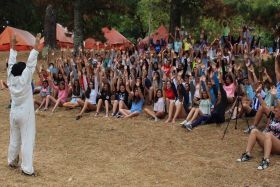 chicos y chicas participando en una actividad de O galego campa! 2015