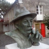 Busto de Roberto Vidal Bolaño en la robleda de Santa Minia