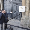 Os traballos de restauración conseguen eliminar os restos da pintada realizada na Catedral de Santiago
