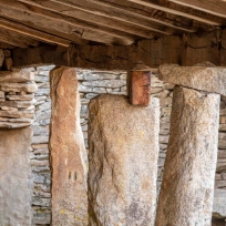 Alpendres de Agolada (Agolada). Soportes del techo del alpendre principal del grupo norte