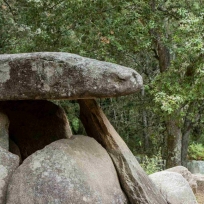 Dolmen de Axeitos (Ribeira). Sepulcro funerario asociada al megalitismo