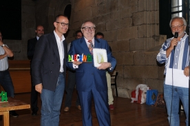 El conselleiro de Cultura, Educación e Ordenación Universitaria, Xesús Vázquez Abad, entrega el premio a Moncho Borrajo