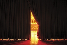 Asientos de teatro a través de cortinas... detrás de escea