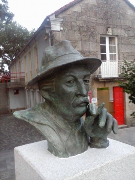 Busto de Roberto Vidal Bolaño na carballeira de Santa Minia