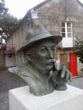 Busto de Roberto Vidal Bolaño en la robleda de Santa Minia