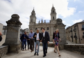 O conselleiro e maila directora de Turismo de Galicia, Nava Castro efectuaron un percorrido polo Camiño Primitivo, na cidade de Lugo