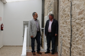 El delegado territorial de la Xunta en Pontevedra, José Manuel Cores Tourís, comprobó, en compaña del alcalde de Agolada, Ramiro Varela, el final de los trabajos de mejora de la accesibilidad 