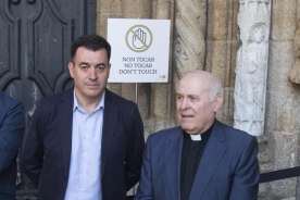 Los trabajos de restauración consiguen eliminar los restos de la pintada realizada en la Catedral de Santiago Los trabajos de restauración consiguen eliminar los restos de la pintada realizada en la Catedral de Santiago