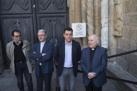 Los trabajos de restauración consiguen eliminar los restos de la pintada realizada en la Catedral de Santiago Los trabajos de restauración consiguen eliminar los restos de la pintada realizada en la Catedral de Santiago