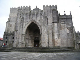 Foto: <la href="https://commons.wikimedia.org/wiki/File:Catedral_de_Tuy.jpg">José Antonio Gil Martínez</la> Foto: <la href="https://commons.wikimedia.org/wiki/File:Catedral_de_Tuy.jpg">José Antonio Gil Martínez</la>
