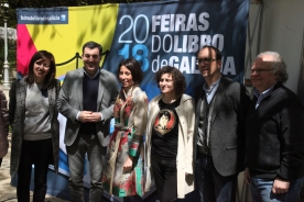 El conselleiro de Cultura, acompañado del secretario general de Cultura, visitó esta mañana la Feria del Libro de Santiago de Compostela.