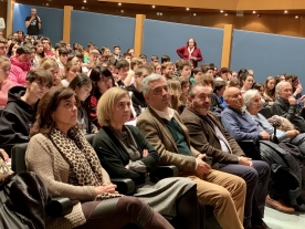 300 estudantes celebran o día da ciencia en galego cunha conferencia do químico lucense Liz Marzán