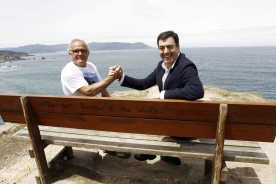 Román Rodríguez participa na celebración do décimo aniversario do coñecido como ‘mellor banco do mundo’ en Loiba