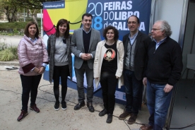 El conselleiro de Cultura, acompañado del secretario general de Cultura, visitó esta mañana la Feria del Libro de Santiago de Compostela.