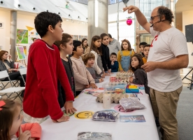 A Xunta recrea no museo Gaiás unha cidade de Nadal cunha árbore xigante e personaxes de conto construídos con globos