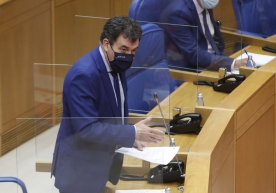 El conselleiro de Cultura, Educación y Universidad, Román Rodríguez, en el Parlamento de Galicia