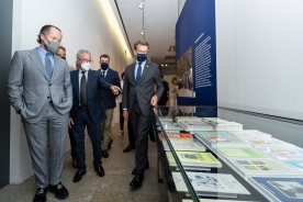 Feijóo durante a súa visita á exposición Feijóo durante a súa visita á exposición