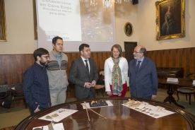 El conselleiro de Cultura, Educación y Ordenación Universitaria, Román Rodríguez, participó esta mañana en la Facultad de Geografía y Historia en la rueda de prensa de presentación de los resultados de los hallados arqueológicos en el yacimiento paleolítico de Cova Eiros