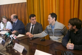 El conselleiro de Cultura, Educación y Ordenación Universitaria, Román Rodríguez, participó esta mañana en la Facultad de Geografía y Historia en la rueda de prensa de presentación de los resultados de los hallados arqueológicos en el yacimiento paleolítico de Cova Eiros