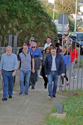 Representantes de diversas institucións, asociacións e colectivos da cidade de Santiago de Compostela participaron esta mañá nun percorrido a pé entre a praza do Obradoiro e a Cidade da Cultura