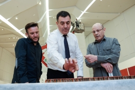 O conselleiro de Cultura, Educación e Ordenación Universitaria, Román Rodríguez, visitou hoxe os traballos de montaxe da exposición
