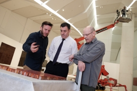 El conselleiro de Cultura, Educación e Ordenación Universitaria, Román Rodríguez, visitó hoy los trabajos de montaje de la exposición