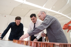 El conselleiro de Cultura, Educación e Ordenación Universitaria, Román Rodríguez, visitó hoy los trabajos de montaje de la exposición