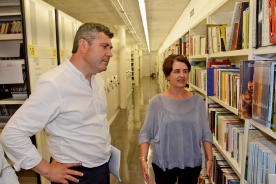 El delegado territorial de la Xunta en A Coruña, Ovidio Rodeiro, visitó esta mañana a biblioteca pública de Santiago Ánxel Casal El delegado territorial de la Xunta en A Coruña, Ovidio Rodeiro, visitó esta mañana a biblioteca pública de Santiago Ánxel Casal