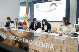 El conselleiro Román Rodríguez presentó la obra, que recoge una compilación de artículos de distintos especialistas sobre la trayectoria literaria y personal del escritor de Iria Flavia El conselleiro Román Rodríguez presentó la obra, que recoge una compilación de artículos de distintos especialistas sobre la trayectoria literaria y personal del escritor de Iria Flavia
