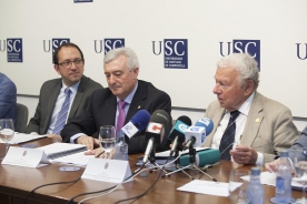 A Consellería de Cultura, Educación e Ordenación Universitaria, representada polo secretario xeral de Cultura, Anxo Lorenzo, participou esta mañá na rolda de prensa de presentación do gañador do XVIII Premio Internacional Grupo Compostela-Xunta de Galicia