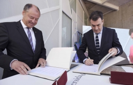 El conselleiro destacó que la muestra que gira alrededor del Vindel es "mucho más que una exposición bibliográfica, un proyecto de país"