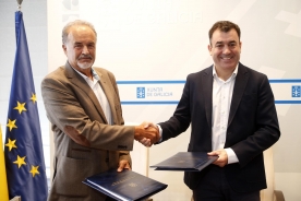 El conselleiro de Cultura, Educación y Ordenación Universitaria, Román Rodríguez, y el presidente de la Real Academia de Bellas Artes de Nuestra Señora del Rosario, Manuel Quintana Martillo, firmaron esta mañana el convenio