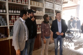 El conselleiro de Cultura, Educación y Ordenación Universitaria, Román Rodríguez, visitó hoy el rodaje en Santiago de 'La sombra de la ley'