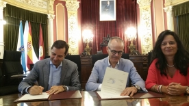 O alcalde de Ourense, Jesús Vázquez Abad, e o director da Agadic, Jacobo Sutil, asinaron o convenio