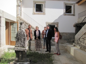El conselleiro de Cultura, Educación y Ordenación Universitaria, Román Rodríguez, comprometió esta mañana una inversión próxima a los 40.000 euros para dotar de equipación a la nueva biblioteca municipal de Baiona