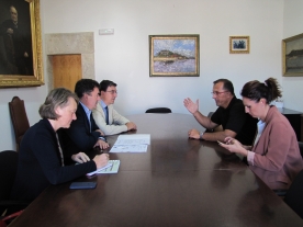 El conselleiro de Cultura, Educación y Ordenación Universitaria, Román Rodríguez, comprometió esta mañana una inversión próxima a los 40.000 euros para dotar de equipación a la nueva biblioteca municipal de Baiona