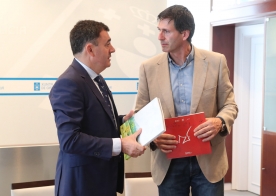 El conselleiro Román Rodríguez y el alcalde de la localidad, Carlos Martínez Carrillo, firmaron hoy el convenio de colaboración