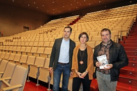El director de la Agadic, Jacobo Sutil, y la concejala de Cultura de Vilagarcía, Sonia Outón, presentaron hoy esta cartelera