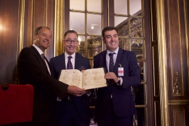O conselleiro de Cultura e o reitor de Vigo traen de Nova York o Pergamiño Vindel para unha exposición temporal