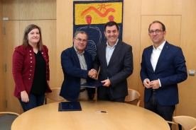 El conselleiro Román Rodríguez y el alcalde de la localidad, Víctor Estévez, firmaron hoy el convenio de colaboración