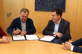 El conselleiro Román Rodríguez y el alcalde de la localidad, Víctor Estévez, firmaron hoy el convenio de colaboración El conselleiro Román Rodríguez y el alcalde de la localidad, Víctor Estévez, firmaron hoy el convenio de colaboración