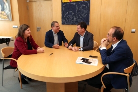 El conselleiro Román Rodríguez y el alcalde de la localidad, Víctor Estévez, firmaron hoy el convenio de colaboración