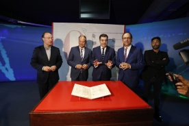 O conselleiro de Cultura, Román Rodríguez e o reitor da Universidade de Vigo, Salustiano Mato, visitaron hoxe o centro museístico onde se procedeu ao desembalaxe do documento