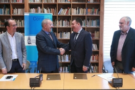 El conselleiro de Cultura, Román Rodríguez, firmó un acuerdo de colaboración con el presidente del Consello da Cultura Gallega, Ramón Villares, organismo que se encargará de realizar inicialmente un trabajo de campo