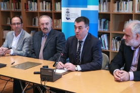 El conselleiro de Cultura, Román Rodríguez, firmó un acuerdo de colaboración con el presidente del Consello da Cultura Gallega, Ramón Villares, organismo que se encargará de realizar inicialmente un trabajo de campo