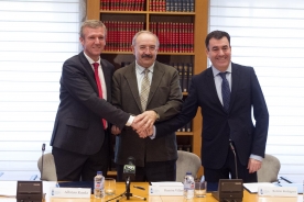 El vicepresidente, Alfonso Rueda; el conselleiro de Cultura, Román Rodríguez; y el presidente del CCG, Ramón Villares, firmaron un acuerdo de colaboración para la realización de uno informa sobre la situación laboral de la mujer en este sector