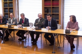 El vicepresidente, Alfonso Rueda; el conselleiro de Cultura, Román Rodríguez; y el presidente del CCG, Ramón Villares, firmaron un acuerdo de colaboración para la realización de uno informa sobre la situación laboral de la mujer en este sector