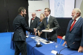  El presidente de la Xunta, Alberto Núñez Feijóo, participó en la entrega de premios de la Bienal internacional de Cartelismo Terras Gauda-Concurso Francisco Mantecón 